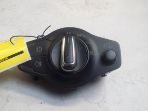 Używane Przelacznik swiatel Audi A4 Avant (B8) Cena € 30,00 Procedura marży oferowane przez Poolman autodemontage