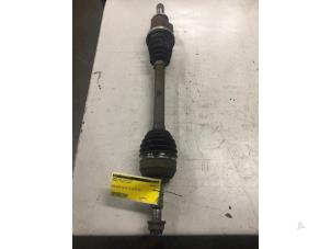 Begagnade Drivaxel, vänster fram Renault Modus/Grand Modus (JP) 1.2 16V TCE 100 Pris € 30,00 Marginaltabell erbjuds av Poolman autodemontage