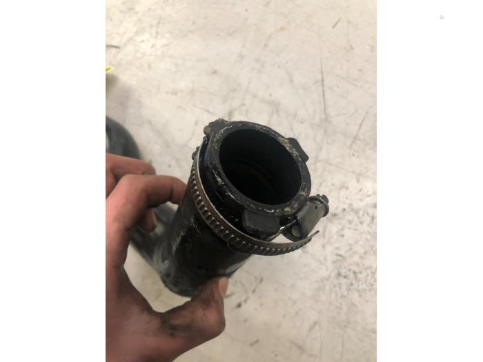 Laddluftkylarslang från en Audi A8 (D3) 4.2 TDI V8 32V Quattro 2006