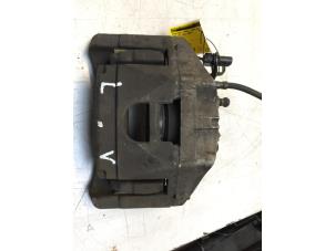 Używane Zacisk hamulcowy lewy przód Audi A4 Avant Quattro (B7) 3.0 TDI V6 24V Cena € 30,00 Procedura marży oferowane przez Poolman autodemontage