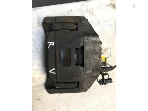 Używane Zacisk hamulcowy prawy przód Audi A4 Avant Quattro (B7) 3.0 TDI V6 24V Cena € 30,00 Procedura marży oferowane przez Poolman autodemontage