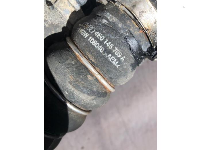 Laddluftkylarslang från en Audi A8 (D3) 4.2 TDI V8 32V Quattro 2008