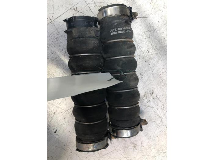 Laddluftkylarslang från en Audi A8 (D3) 4.2 TDI V8 32V Quattro 2008