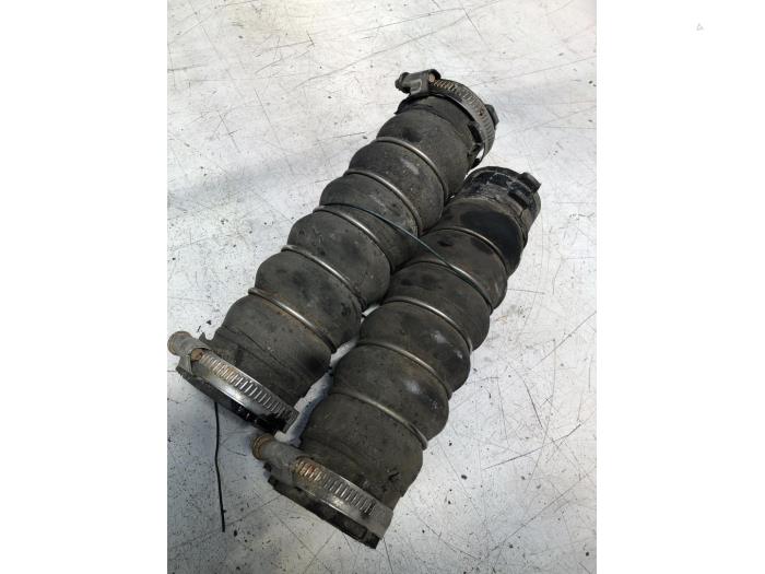 Laddluftkylarslang från en Audi A8 (D3) 4.2 TDI V8 32V Quattro 2008