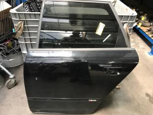 Używane Drzwi lewe tylne wersja 4-drzwiowa Audi A4 Avant Quattro (B7) 3.0 TDI V6 24V Cena € 40,00 Procedura marży oferowane przez Poolman autodemontage