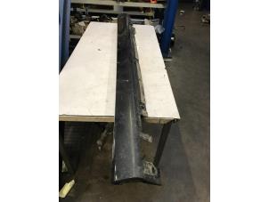 Gebruikte Sideskirt links Mercedes E Estate (S213) E-220d 2.0 Turbo 16V 4-Matic Prijs € 100,00 Margeregeling aangeboden door Poolman autodemontage