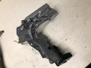 Używane Wspornik (rózne) Mercedes E Estate (S213) E-220d 2.0 Turbo 16V 4-Matic Cena € 40,00 Procedura marży oferowane przez Poolman autodemontage