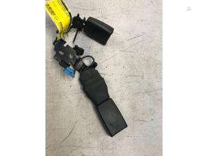 Używane Wtyk pasa bezpieczenstwa srodek tyl Mercedes E Estate (S213) E-220d 2.0 Turbo 16V 4-Matic Cena € 40,00 Procedura marży oferowane przez Poolman autodemontage