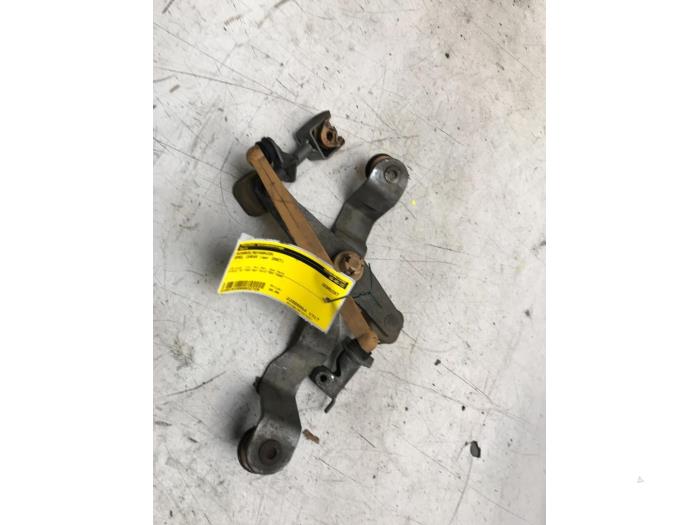 Timonerie de changement de vitesse d'un Opel Corsa D 1.4 16V Twinport 2007