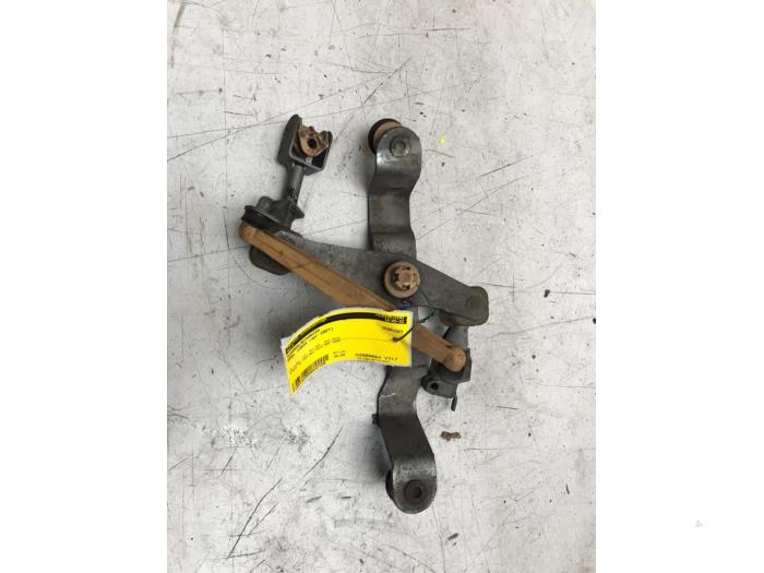 Timonerie de changement de vitesse d'un Opel Corsa D 1.4 16V Twinport 2007