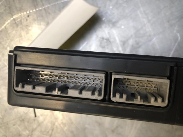 Module verrouillage central des portes d'un Jaguar XE 2.0d 180 16V 2016