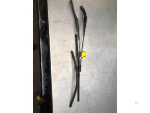 Używane Zestaw ramion wycieraczki Audi A4 (B8) 1.8 TFSI 16V Cena € 20,00 Procedura marży oferowane przez Poolman autodemontage