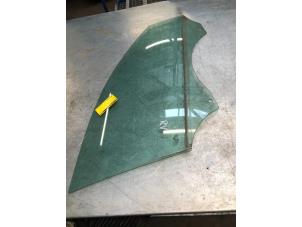 Używane Szyba drzwi prawych przednich wersja 4-drzwiowa Audi A4 (B8) 1.8 TFSI 16V Cena € 30,00 Procedura marży oferowane przez Poolman autodemontage