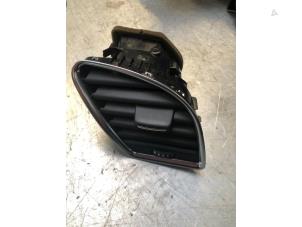 Używane Kratka wentylacyjna deski rozdzielczej Audi A4 (B8) 1.8 TFSI 16V Cena € 20,00 Procedura marży oferowane przez Poolman autodemontage