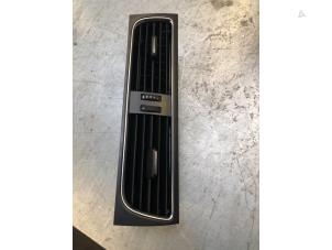 Używane Kratka wentylacyjna deski rozdzielczej Audi A4 (B8) 1.8 TFSI 16V Cena € 20,00 Procedura marży oferowane przez Poolman autodemontage