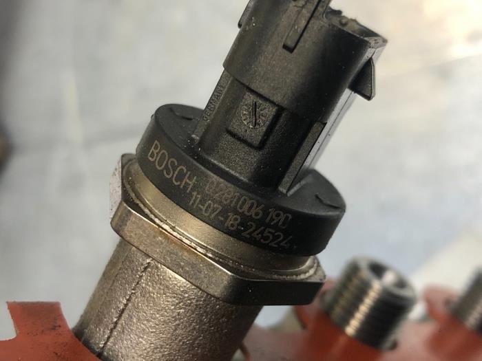 Bränsletryckssensor från en Suzuki Grand Vitara II (JT) 1.9 DDiS 2012