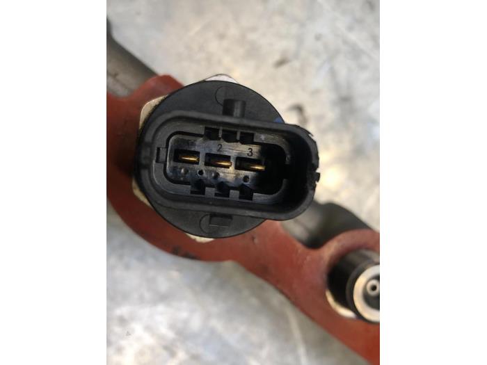 Bränsletryckssensor från en Suzuki Grand Vitara II (JT) 1.9 DDiS 2012