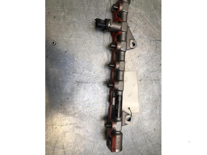 Bränsletryckssensor från en Suzuki Grand Vitara II (JT) 1.9 DDiS 2012