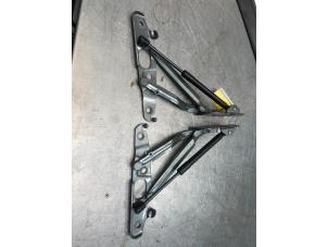 Używane Zawias tylnej klapy Audi TT Roadster (8J9) 2.0 TFSI 16V Cena € 50,00 Procedura marży oferowane przez Poolman autodemontage