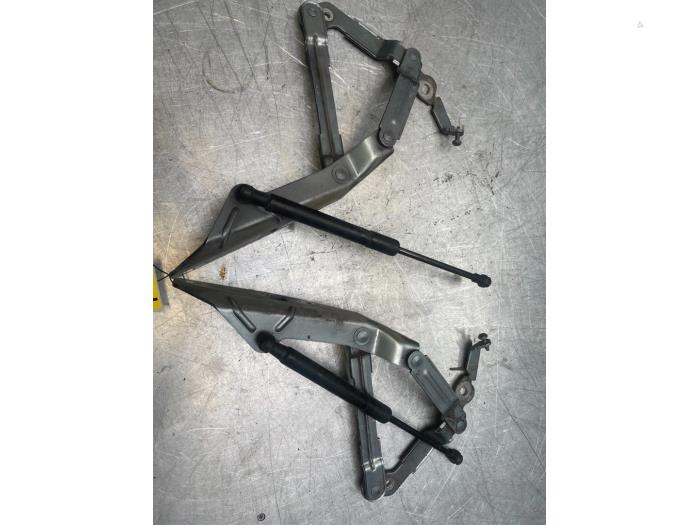 Zawias pokrywy silnika z Audi TT Roadster (8J9) 2.0 TFSI 16V 2008