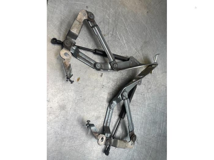 Zawias pokrywy silnika z Audi TT Roadster (8J9) 2.0 TFSI 16V 2008