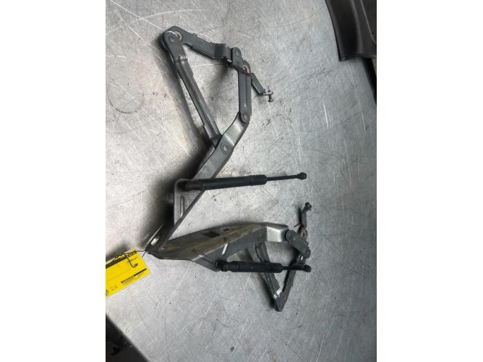 Zawias pokrywy silnika z Audi TT Roadster (8J9) 2.0 TFSI 16V 2008