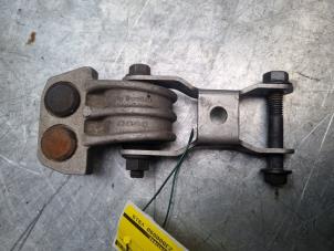 Gebruikte Versnellingsbak Steun Volvo XC90 I 2.5 T 20V Prijs € 30,00 Margeregeling aangeboden door Poolman autodemontage