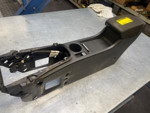 Begagnade Mittkonsol Opel Astra J (PC6/PD6/PE6/PF6) 1.4 Turbo 16V Pris € 40,00 Marginaltabell erbjuds av Poolman autodemontage