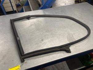 Begagnade Dörrtätning, 4-dörrars, höger bak Tesla Model 3 Standard RWD Plus 60 kWh Pris € 35,00 Marginaltabell erbjuds av Poolman autodemontage