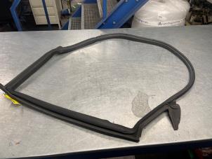 Begagnade Dörrtätning, 4-dörrars, höger bak Tesla Model 3 Standard RWD Plus 60 kWh Pris € 50,00 Marginaltabell erbjuds av Poolman autodemontage