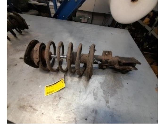 Mac Phersonpoot rechts-voor van een Volvo V70 (SW) 2.4 20V 140 Bifuel 2003