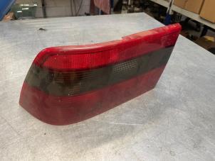 Begagnade Baklykta, vänster Opel Calibra 2.0i 16V Pris € 35,00 Marginaltabell erbjuds av Poolman autodemontage