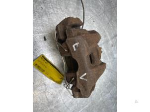 Używane Zacisk hamulcowy lewy przód Audi A4 (B8) 2.0 TDI 16V Quattro Cena € 20,00 Procedura marży oferowane przez Poolman autodemontage