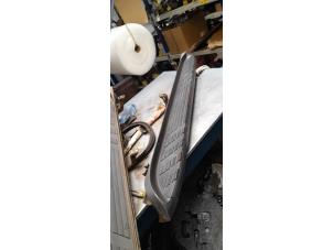 Gebruikte Treeplank links Toyota Land Cruiser (J12) 3.0 D-4D 16V Prijs € 50,00 Margeregeling aangeboden door Poolman autodemontage