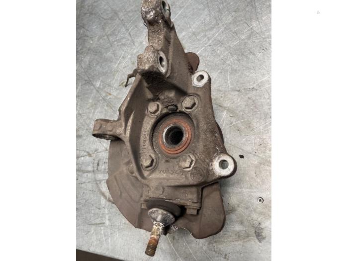 Fusee links-voor van een Volvo V70 (SW) 2.4 20V 140 2004