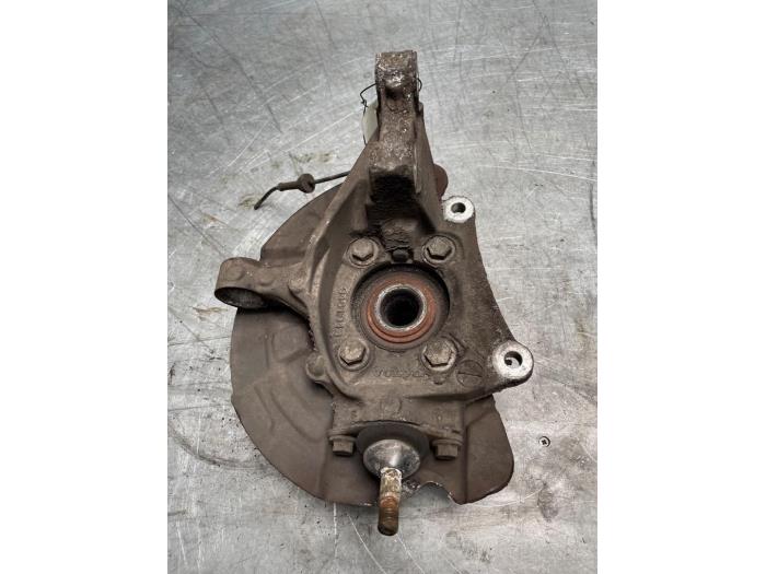 Fusee links-voor van een Volvo V70 (SW) 2.4 20V 140 2004