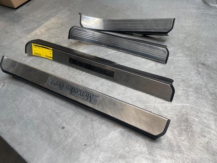 Instegslist, höger från en Mercedes-Benz S (W221) 3.5 S-350 24V 2005