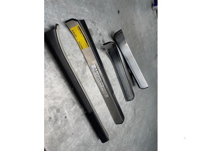 Instegslist, höger från en Mercedes-Benz S (W221) 3.5 S-350 24V 2005