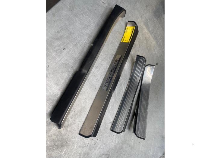 Instegslist, höger från en Mercedes-Benz S (W221) 3.5 S-350 24V 2005