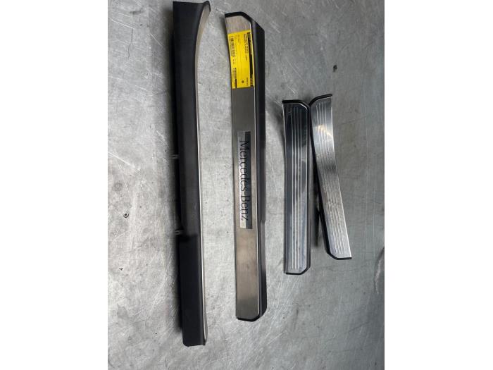 Instegslist, höger från en Mercedes-Benz S (W221) 3.5 S-350 24V 2005