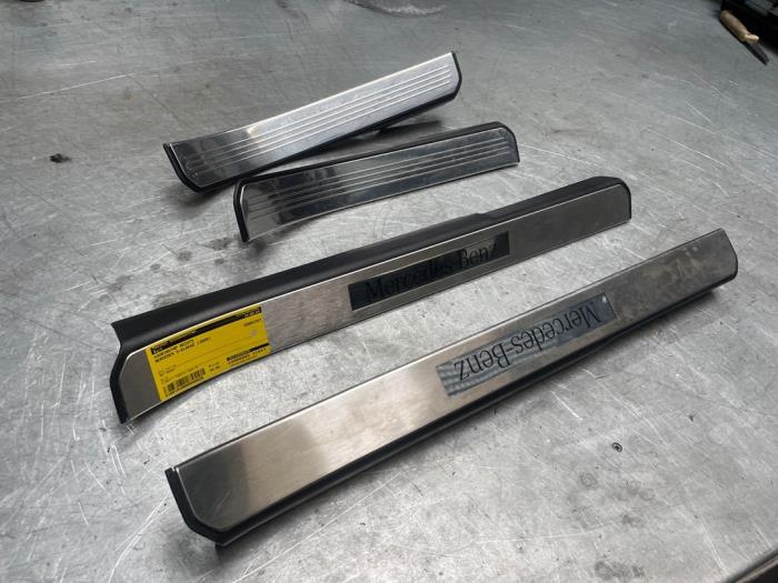 Instegslist, höger från en Mercedes-Benz S (W221) 3.5 S-350 24V 2005