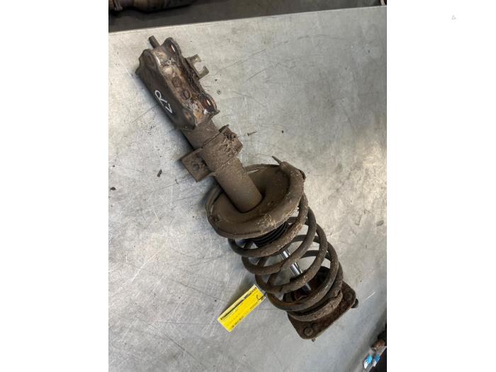 Mac Phersonpoot rechts-voor van een Volvo V70 (SW) 2.4 D5 20V 2005