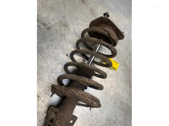 Mac Phersonpoot rechts-voor van een Volvo V70 (SW) 2.4 D5 20V 2005