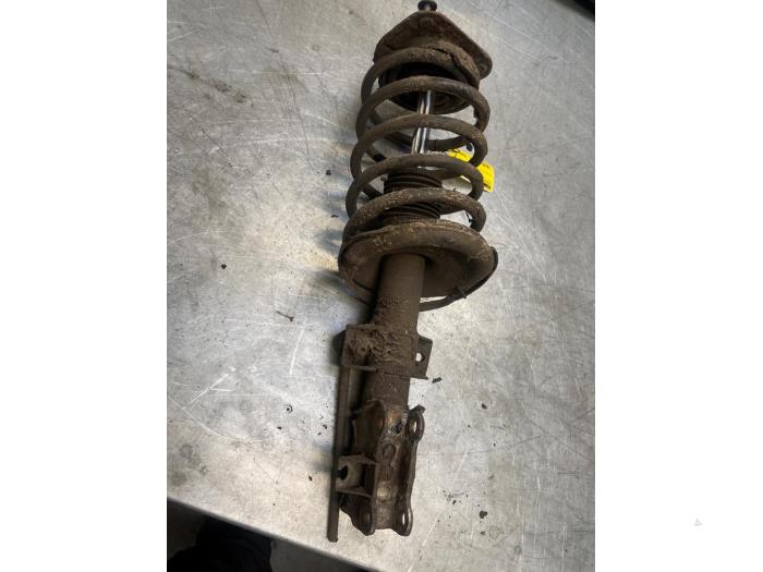 Mac Phersonpoot rechts-voor van een Volvo V70 (SW) 2.4 D5 20V 2005