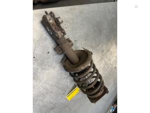 Gebruikte Mac Phersonpoot rechts-voor Volvo V70 (SW) 2.4 D5 20V Prijs € 40,00 Margeregeling aangeboden door Poolman autodemontage