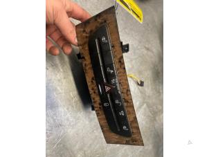 Gebruikte Paniekverlichtings Schakelaar Mercedes E (W211) 5.0 E-500 V8 24V Prijs € 40,00 Margeregeling aangeboden door Poolman autodemontage