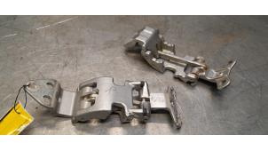 Begagnade Gångjärn, bakdörr, höger Fiat Ducato (250) 2.3 D 160 Multijet AdBlue Pris € 90,75 Inklusive moms erbjuds av Poolman autodemontage