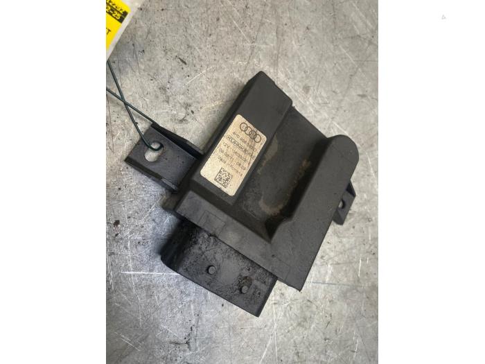 Elektrisk bränslemodul från en Audi A8 (D4) 3.0 TDI V6 24V Quattro 2012