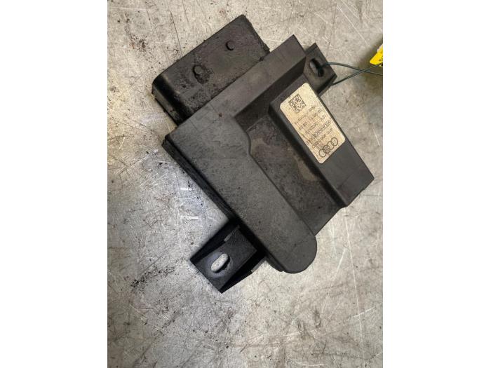 Elektrisk bränslemodul från en Audi A8 (D4) 3.0 TDI V6 24V Quattro 2012