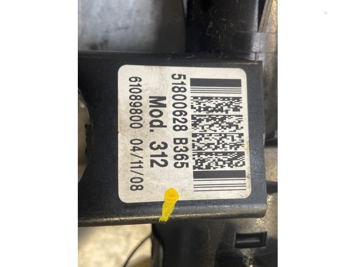 Kontaktslot+Sleutel van een Fiat 500 (312) 1.2 2009